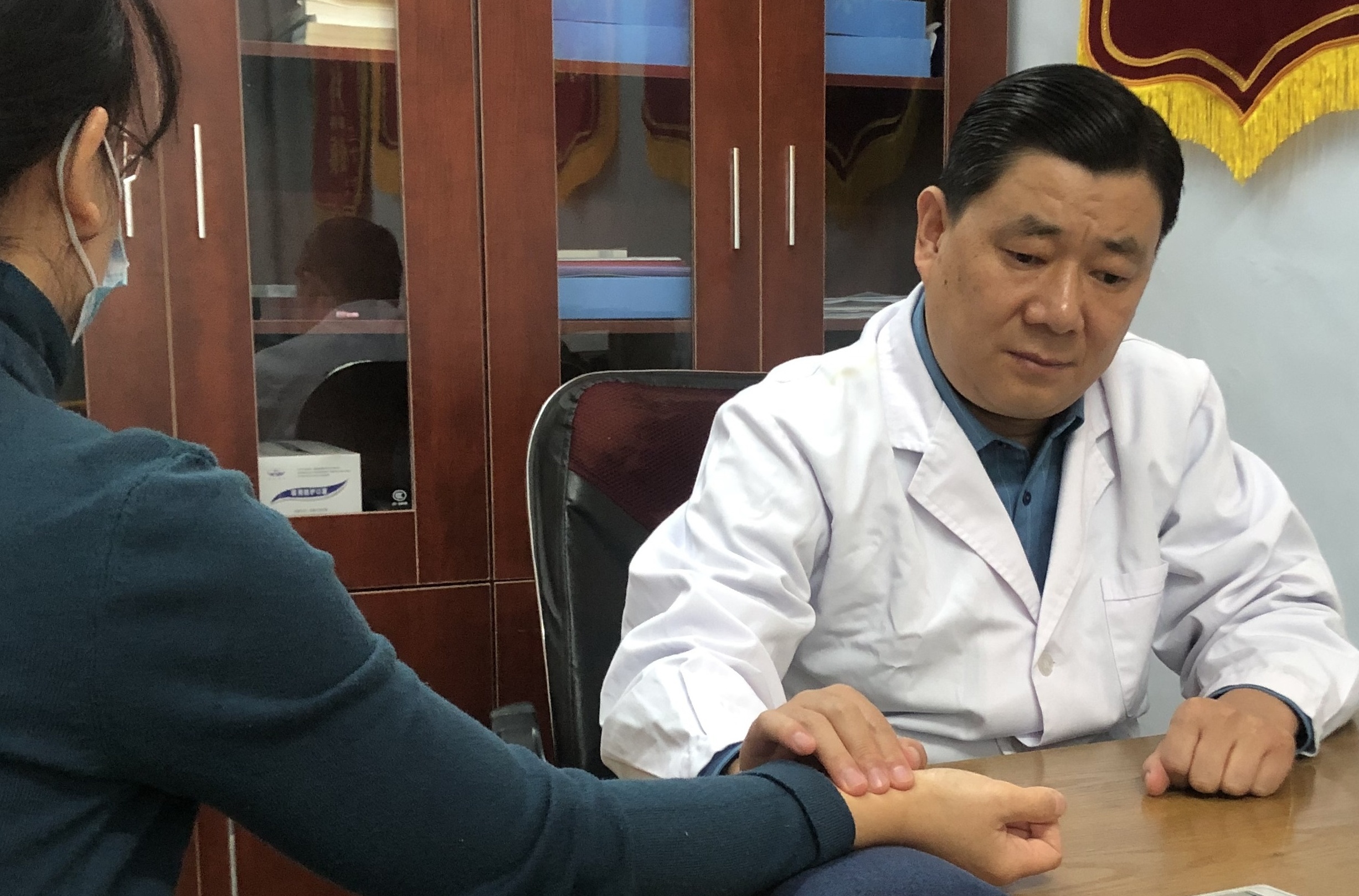 新乡潘氏专科,潘杰医生坐诊图