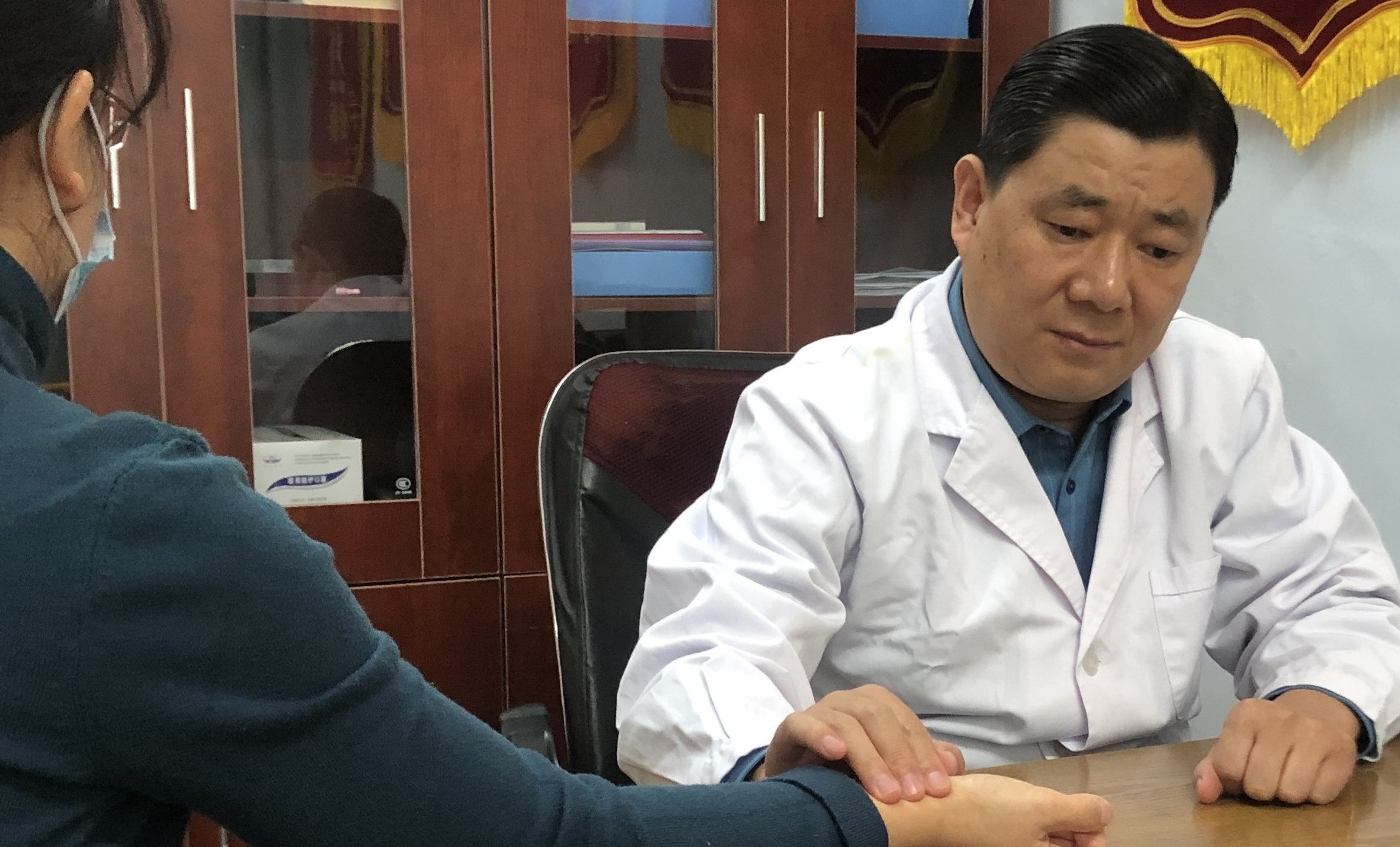 新乡潘氏脑病门诊，潘杰主任坐诊图