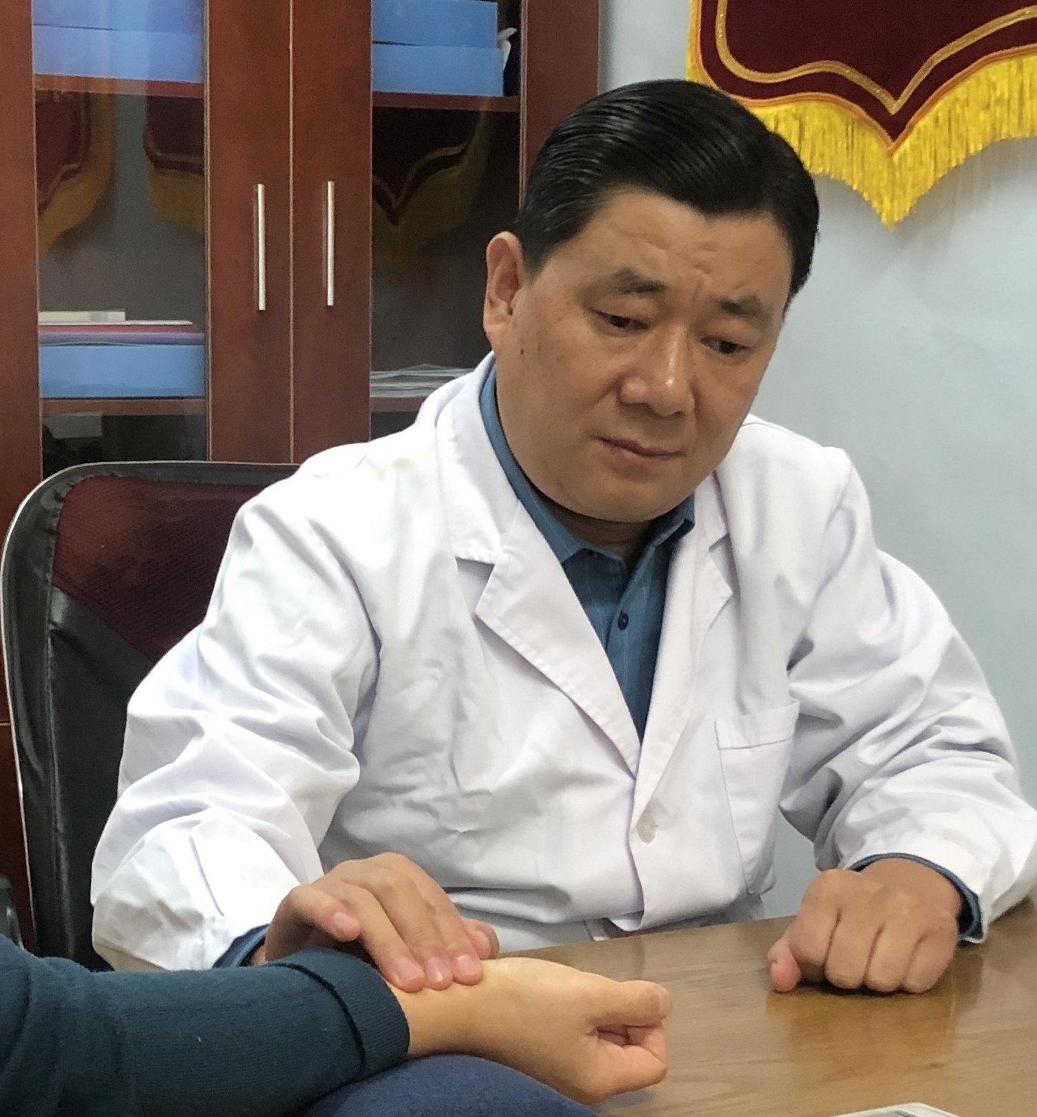 新乡潘氏脑病门诊，潘杰医生坐诊图